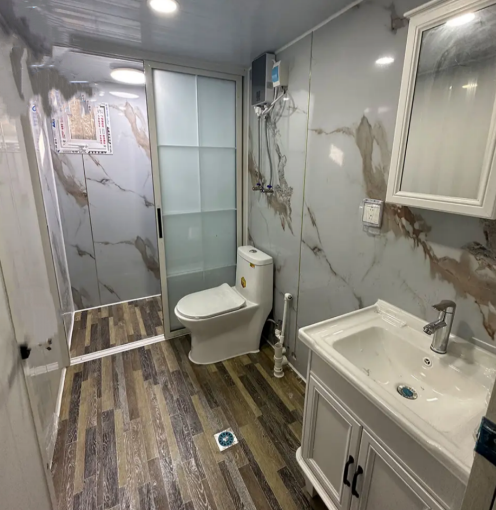 Prefabricated 40Ft Expandable Container House 4 Bedrooms 2 bath 1 kitchen Prefab Portable Mobile Tiny Home